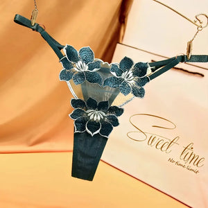 Calcinha com regulagem e bordado em flor