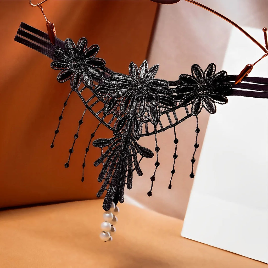 Calcinha com pérolas e bordados em flores