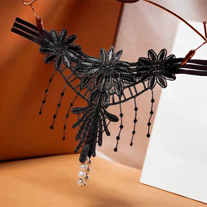 Calcinha com pérolas e bordados em flores