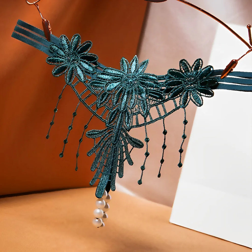 Calcinha com pérolas e bordados em flores