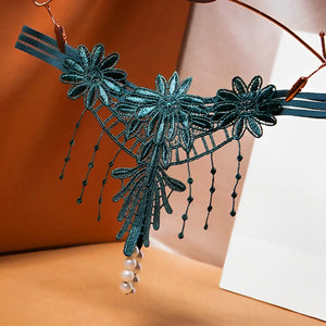 Calcinha com pérolas e bordados em flores