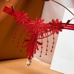 Calcinha com pérolas e bordados em flores