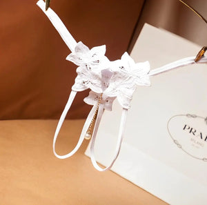 Calcinha com bordado em flor