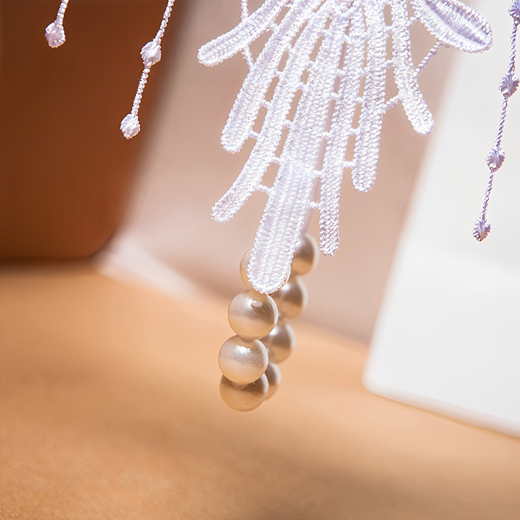 Calcinha com pérolas e bordados em flores