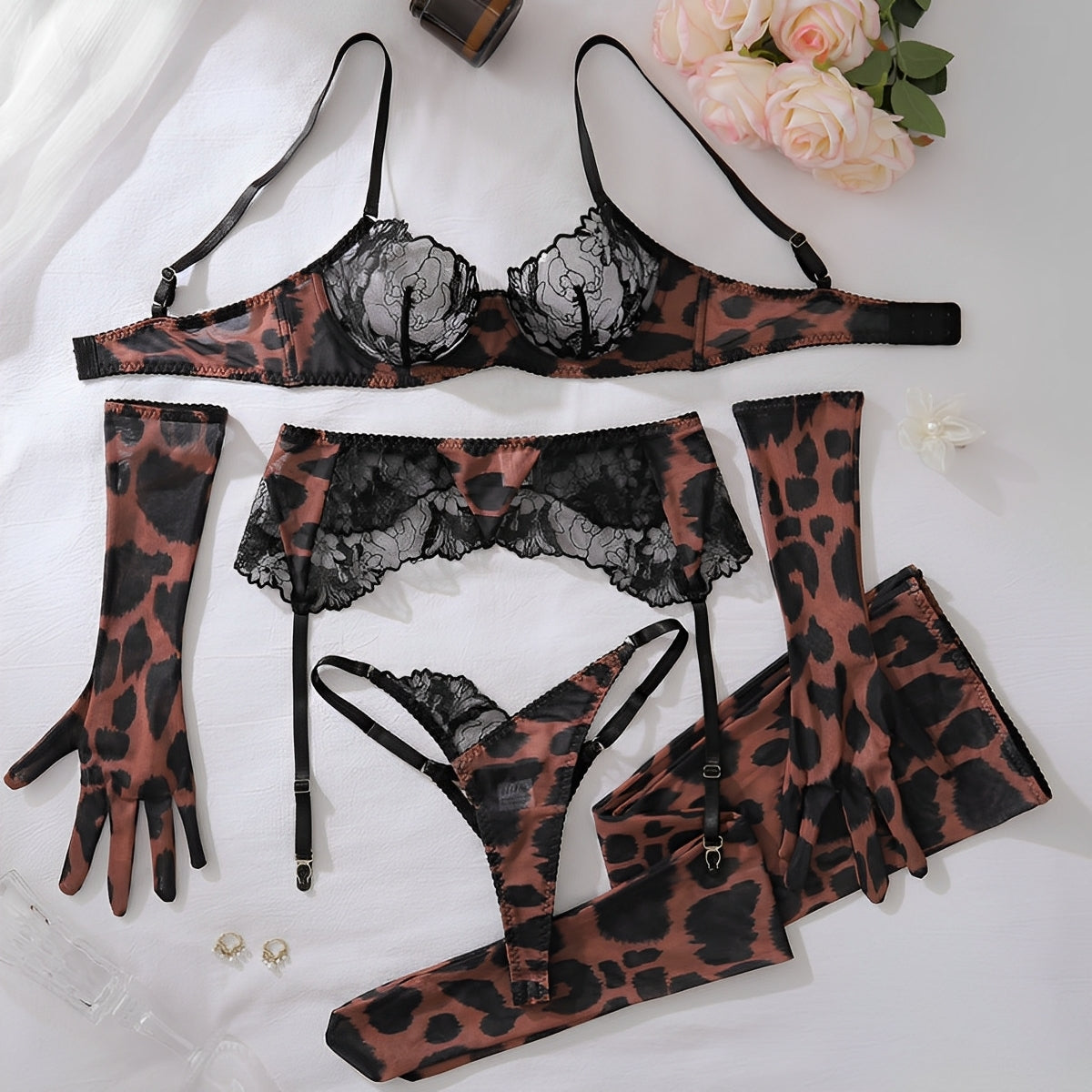 Conjunto Lingerie Animal Print com Renda, Meias e Luvas – Selvagem, Sexy e Sofisticada