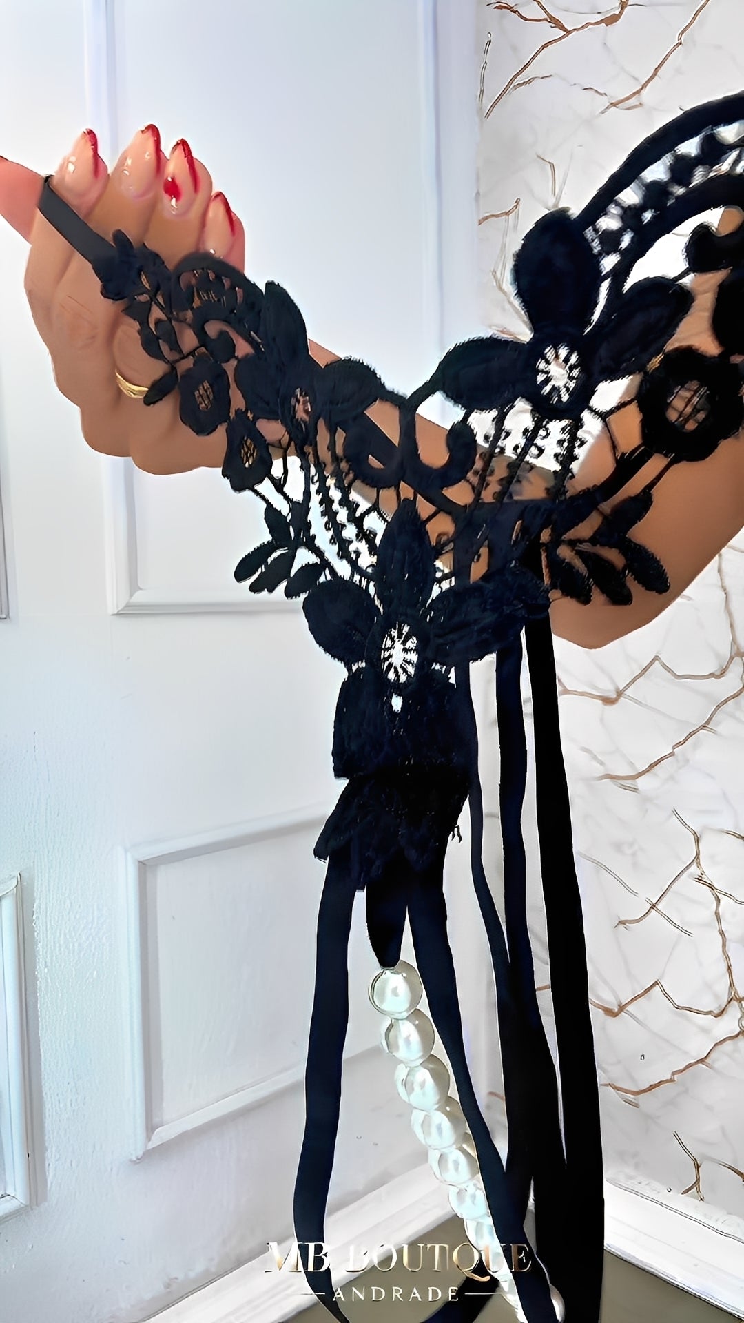 Calcinha Fio Dental Preta com Renda Floral e Pérolas – Lingerie Sensual com Abertura Inferior para Momentos Ousados