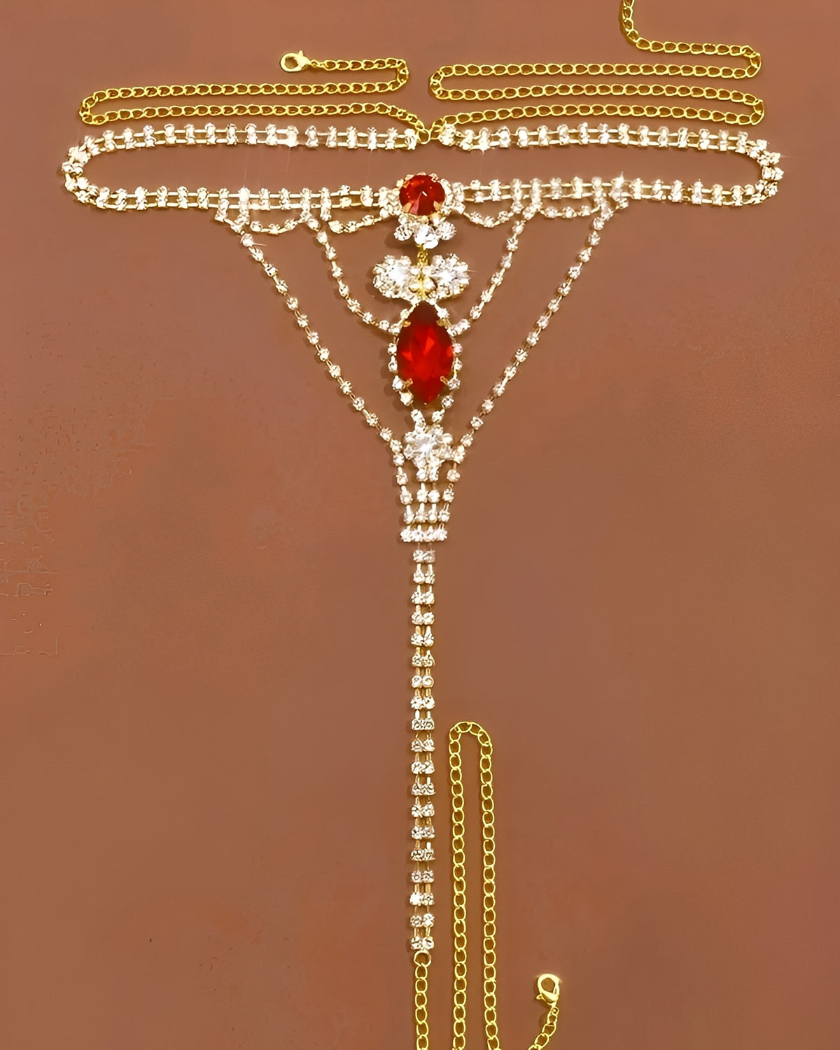 Calcinha Joia Luxo com Pedras Vermelhas e Correntes de Strass – Coleção Gold | Lingerie Luxuosa