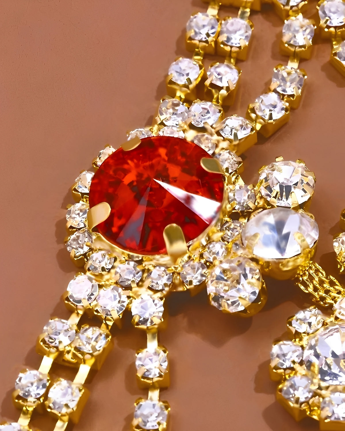 Calcinha Joia Luxo com Pedras Vermelhas e Correntes de Strass – Coleção Gold | Lingerie Luxuosa