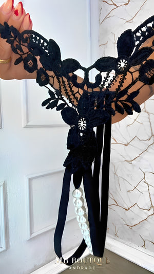 Calcinha Fio Dental Preta com Renda Floral e Pérolas – Lingerie Sensual com Abertura Inferior para Momentos Ousados