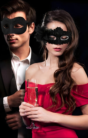 Máscaras de Baile Preto Casal – Kit Máscara Veneziana Masculina e Feminina com Detalhes de Renda, Flor e Glitter – Fantasia de Luxo para Festa e Carnaval