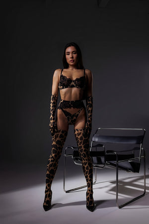 Conjunto Lingerie Animal Print com Renda, Meias e Luvas – Selvagem, Sexy e Sofisticada