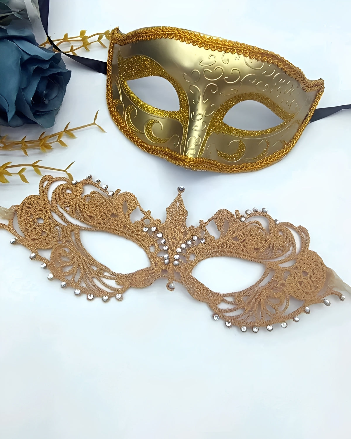 Kit Máscaras Venezianas Douradas Casal – Máscara de Renda Feminina com Strass + Máscara Masculina Baile de Máscaras
