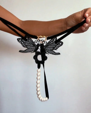 Calcinha Fio Dental em Renda com Pérolas e Coração em Metal – Lingerie de Luxo Elegance Preta - P ao GG