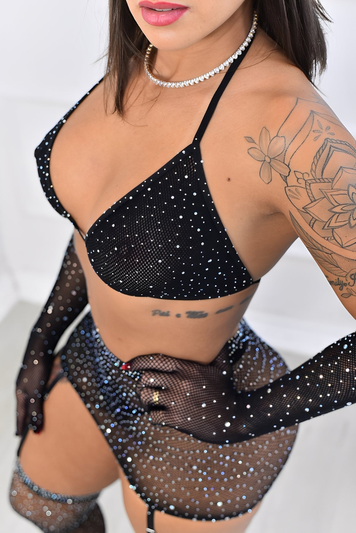 Conjunto Sensual Preto com Brilho e Strass – Inclui Meia 7/8, Top, Calcinha, Saia e Luvas