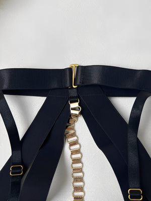 Conjunto de Lingerie Sensual Preto com Aro e Correntes Douradas - Design em Tiras Geométricas (P ao G) - não acompanha meias
