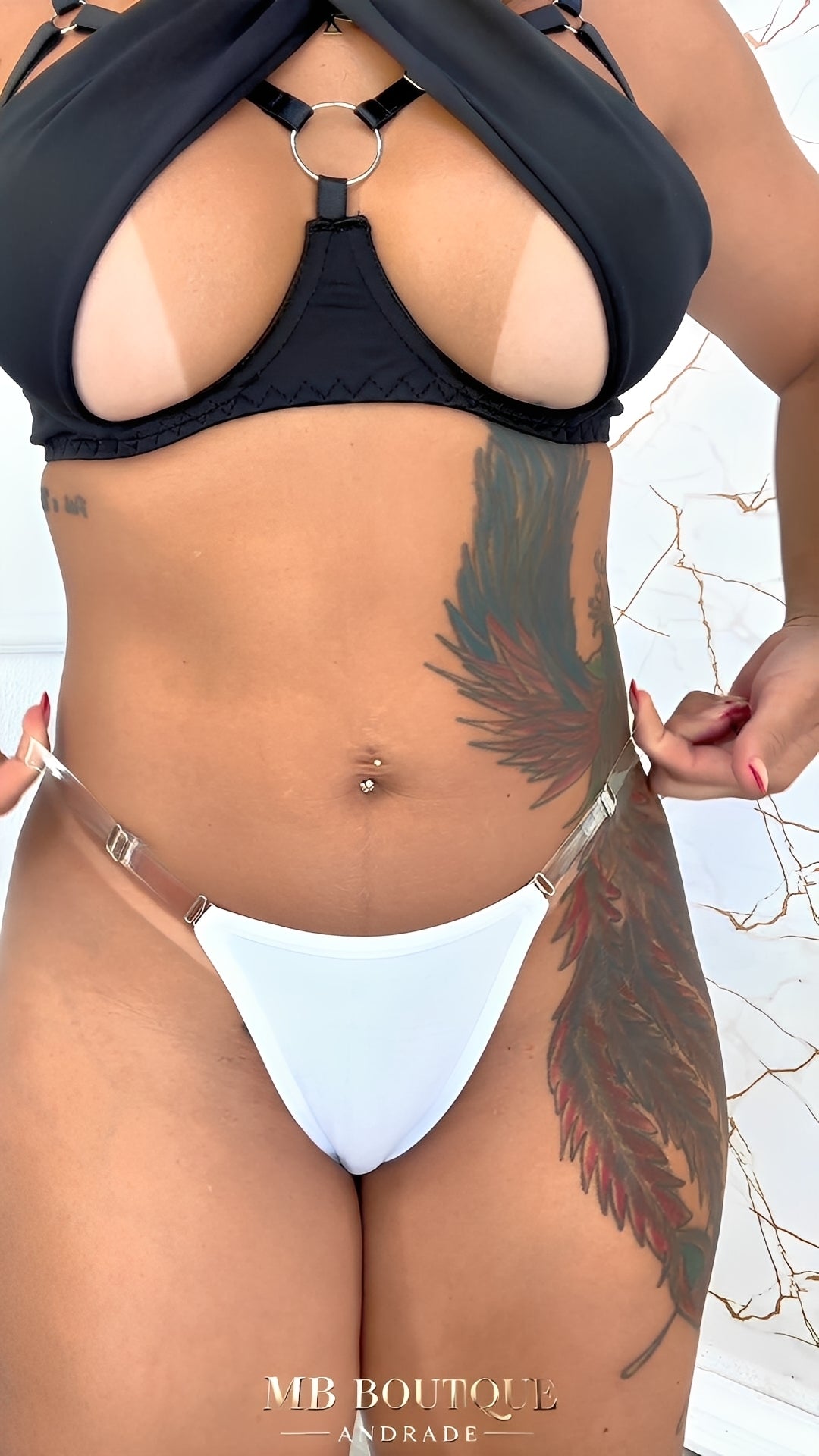 Calcinha Fio Dental Sensual com Alça Transparente Regulável – Lingerie Feminina Preta, Branca e Vermelha P ao GG