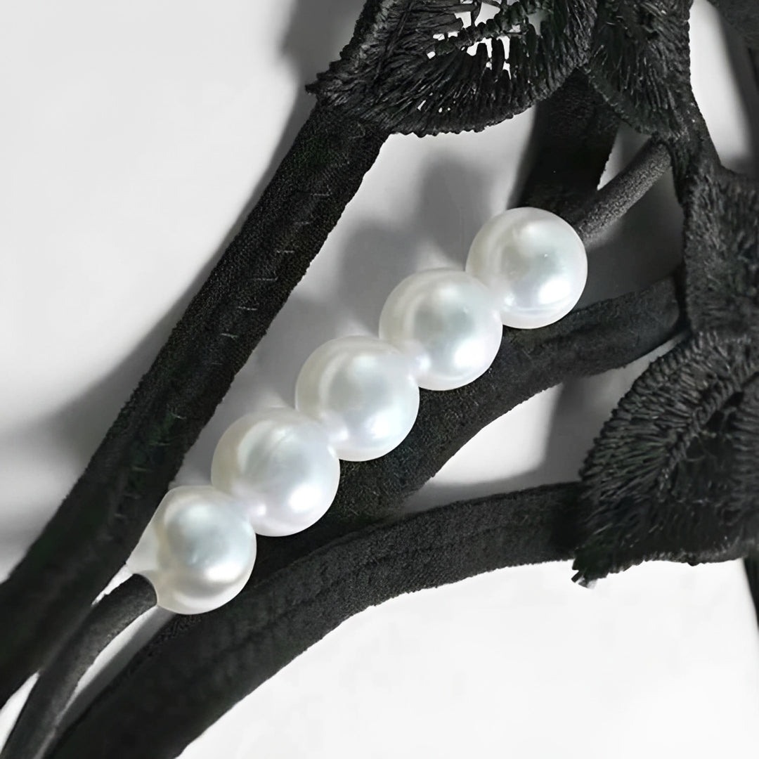 Calcinha Fio Dental Preta com Abertura Inferior e Pérolas - Lingerie Sensual em Renda Floral com Tiras Duplas (PP ao GG)