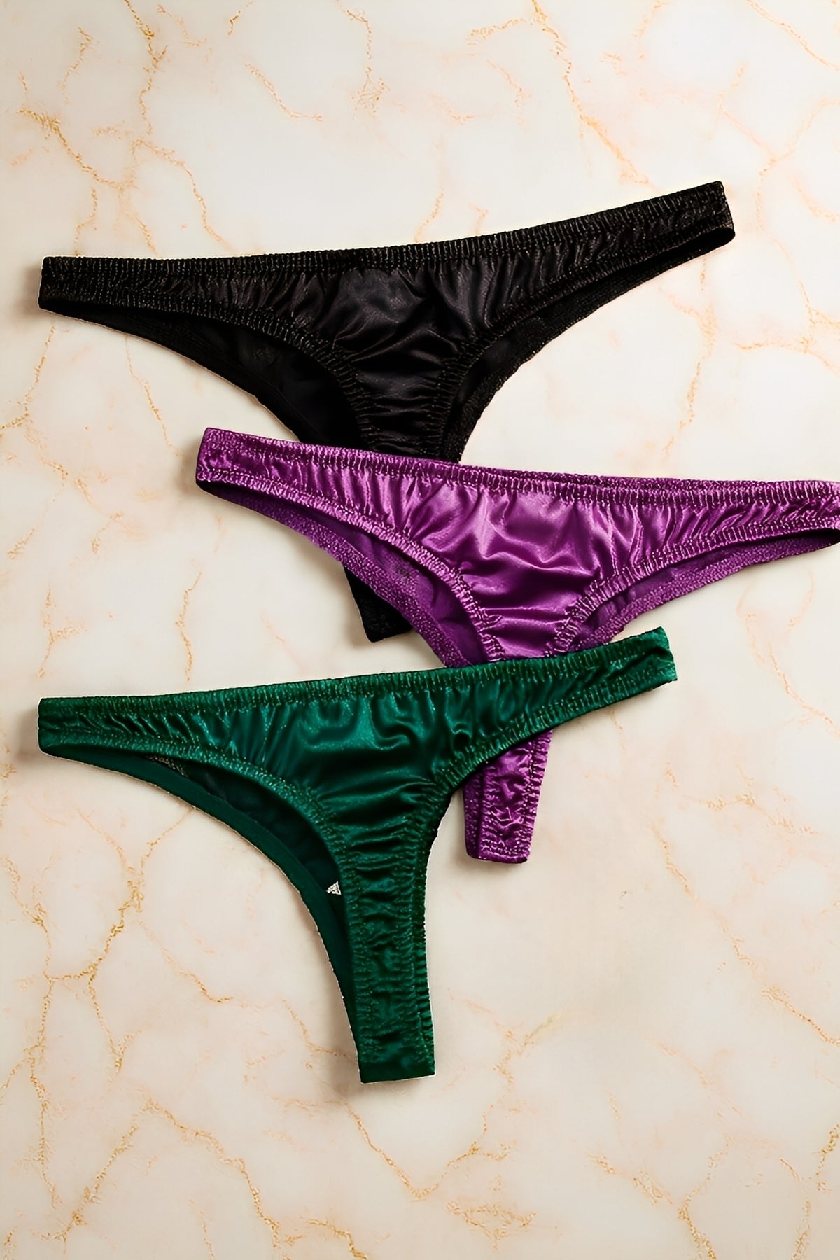 Kit com 3 Calcinhas Fio Dental Acetinadas com Joia - Lingerie Sensual para presentear