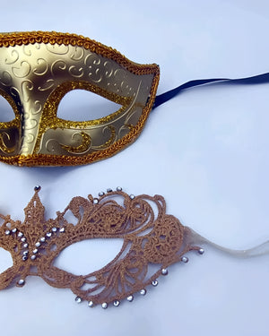 Kit Máscaras Venezianas Douradas Casal – Máscara de Renda Feminina com Strass + Máscara Masculina Baile de Máscaras