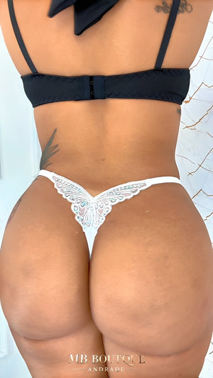 Calcinha Fio Dental Branca com Borboleta Bordada e Lantejoulas – Lingerie Sensual Ajustável P ao G