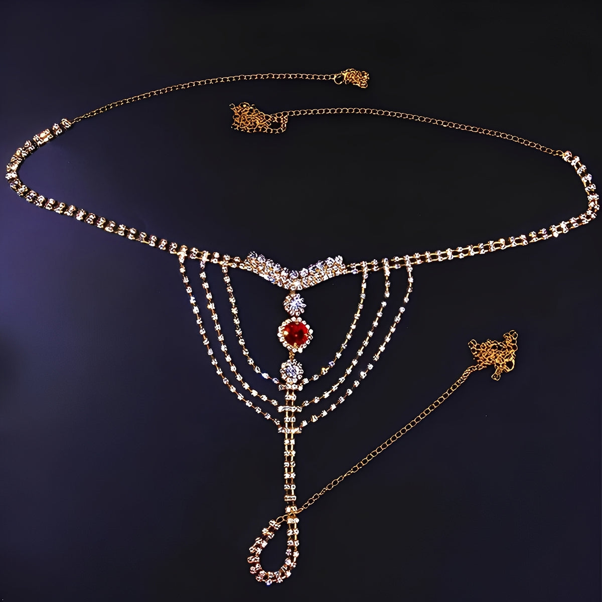 Calcinha Luxo com Correntes de Strass e Pedras Vermelhas – Design Cascata – Coleção Gold