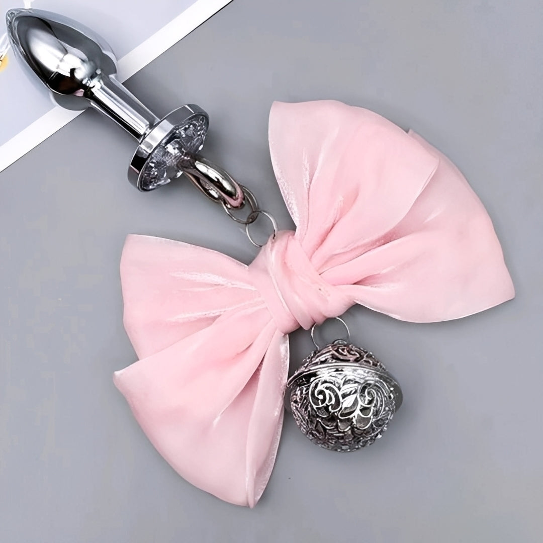 Plug Anal com Laço de Cetim e Pingente – Metal Premium Rosa, Preto e Vermelho | Acessório Sexy e Sofisticado