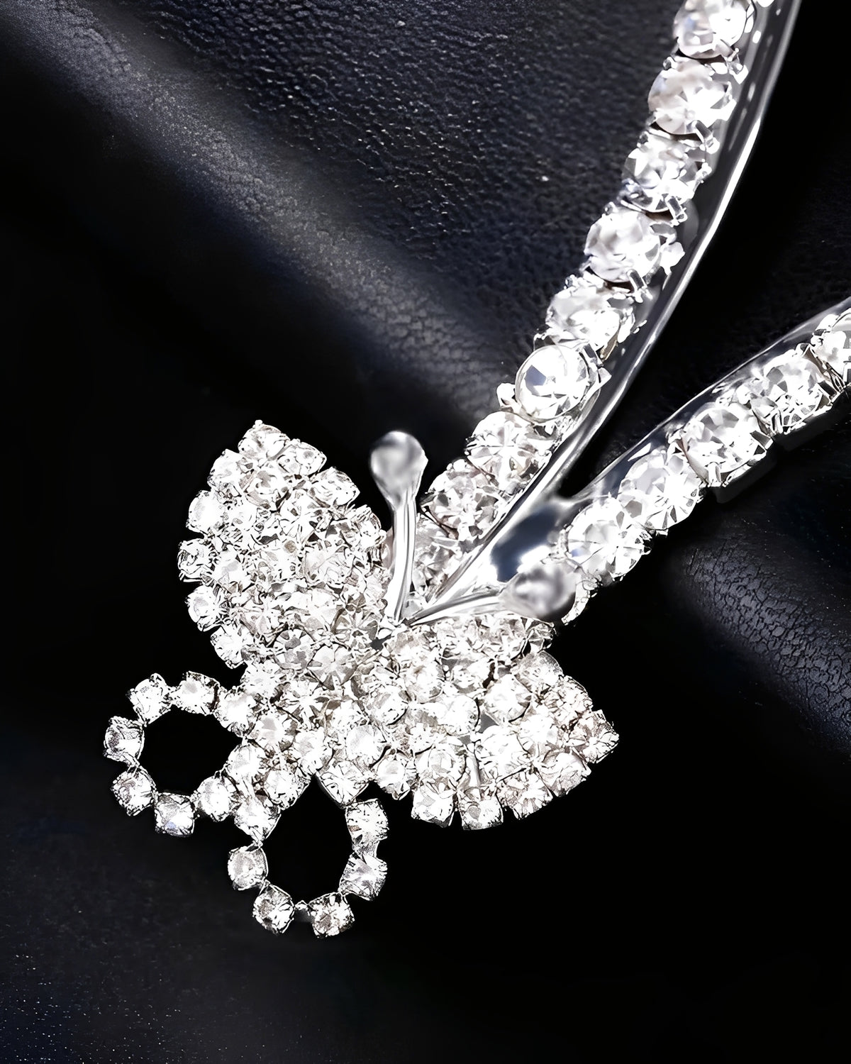 Colar Luxo Prata Feminino com Borboleta em Strass – Acessório Exclusivo e Elegante