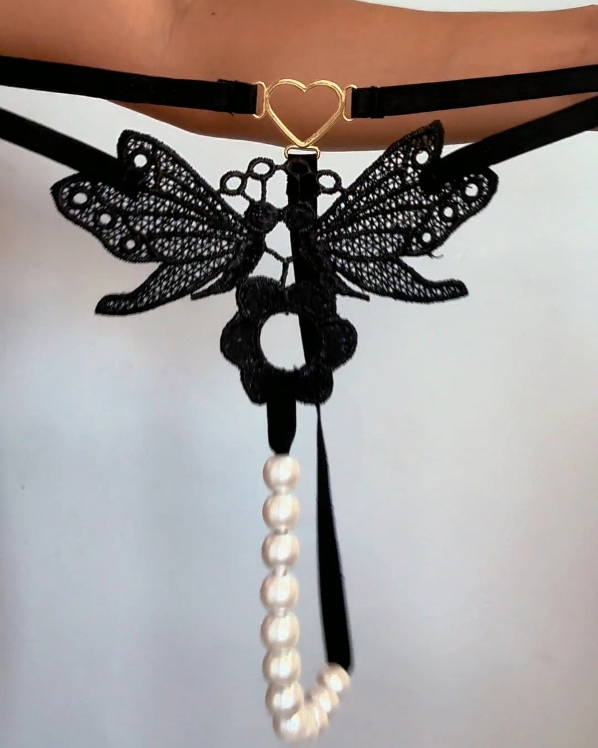 Calcinha Fio Dental em Renda com Pérolas e Coração em Metal – Lingerie de Luxo Elegance Preta - P ao GG