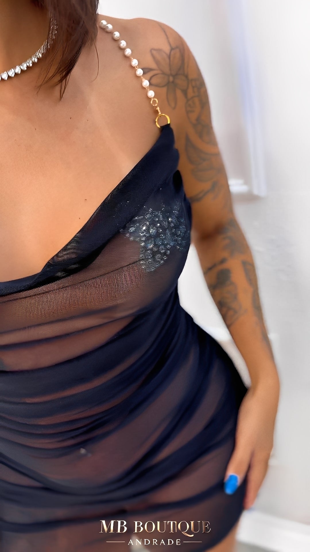 Camisola transparente com detalhes em pérolas e calcinha fio dental