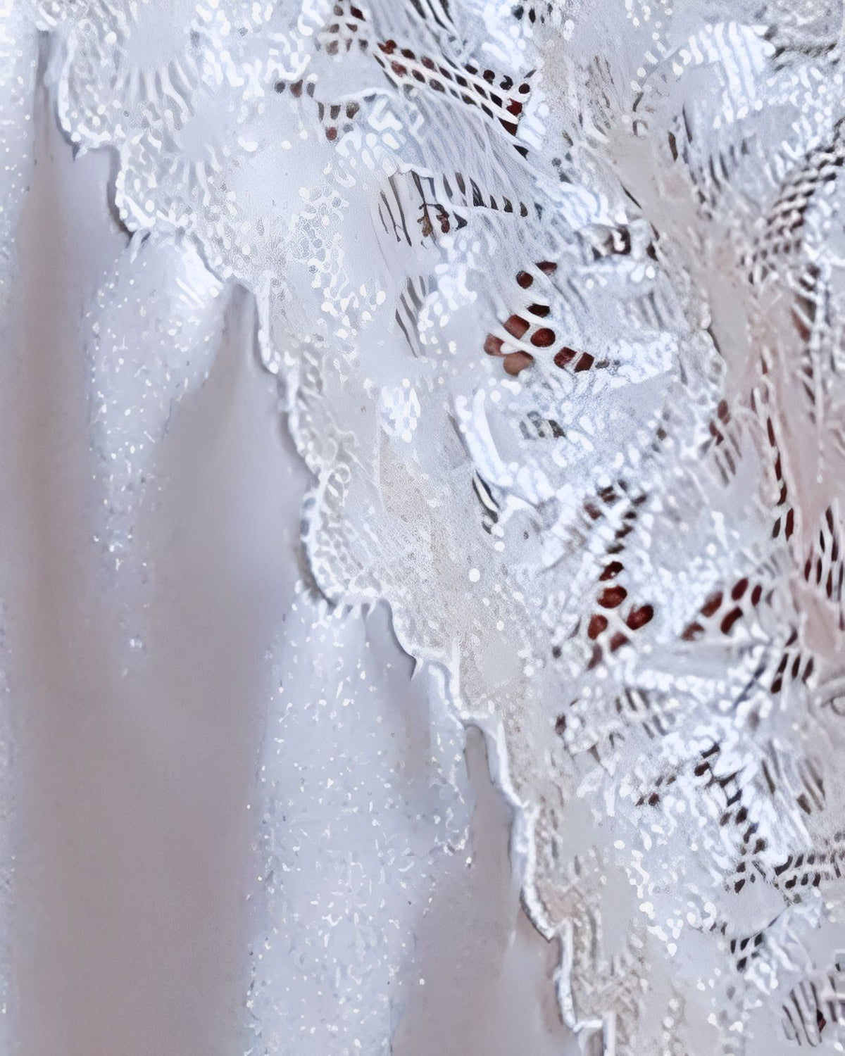 Camisola de Cetim Branco com Renda – Elegância e Romance para Noites Especiais