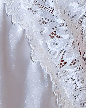 Camisola de Cetim Branco com Renda – Elegância e Romance para Noites Especiais