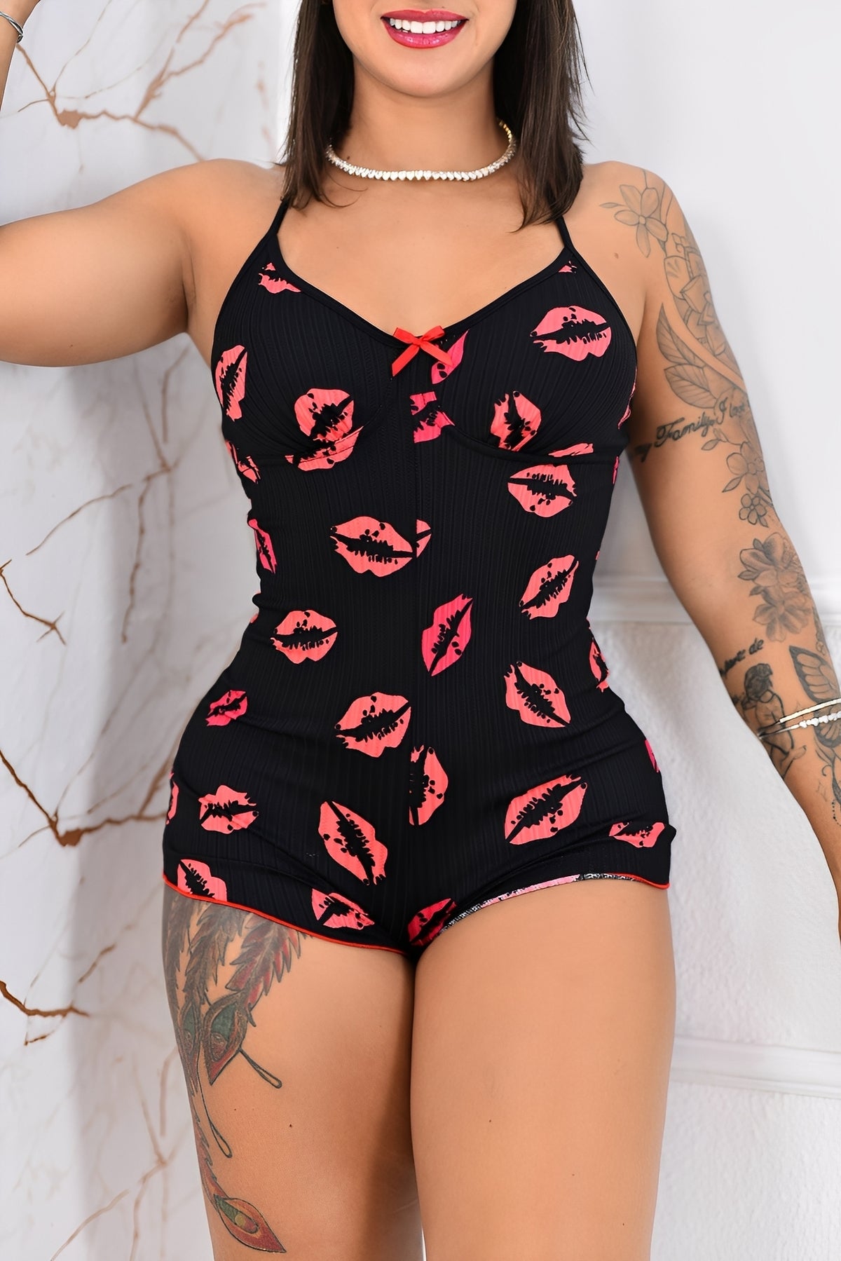 Macaquinho Lingerie Preto Sexy com Estampa de Beijos Vermelhos – Pijaminha Sensual e Confortável Feminino P ao GG