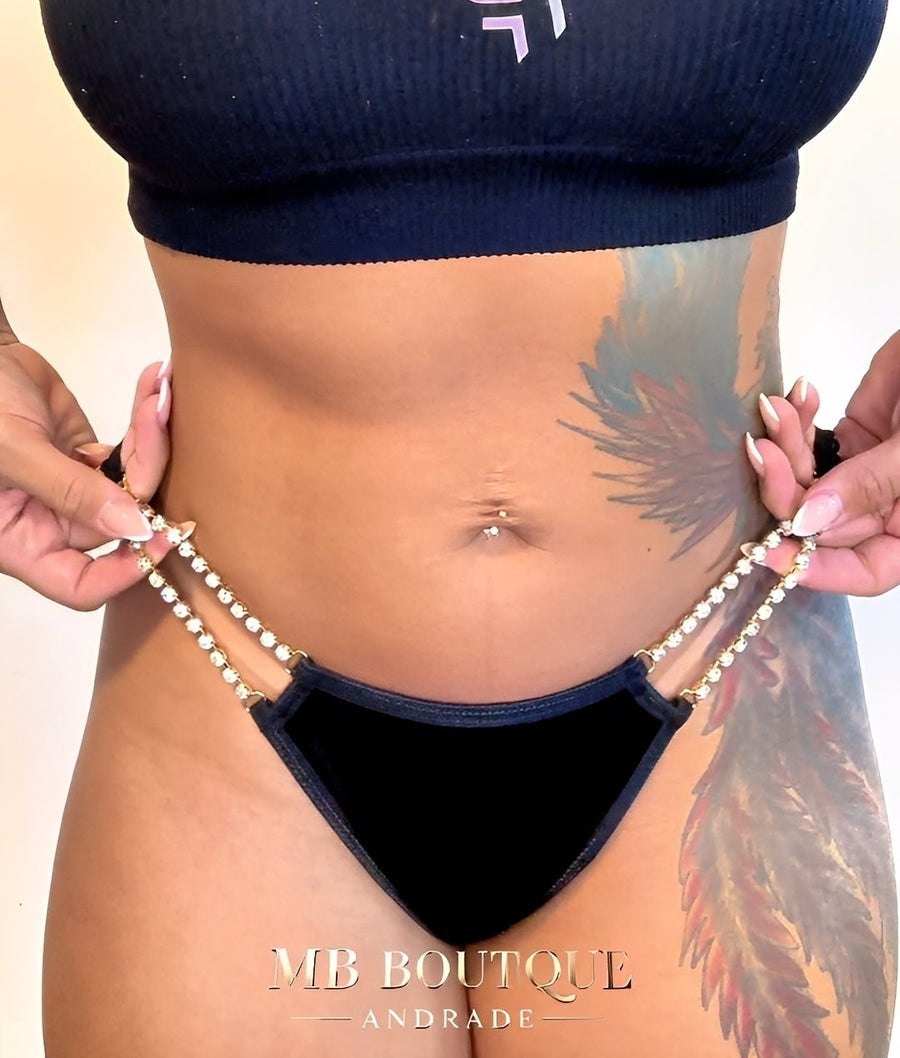 Calcinha Fio Dental Preta de Cetim com Corrente Dourada e Strass – Lingerie Luxuosa, Sensual e Sofisticada P ao GG