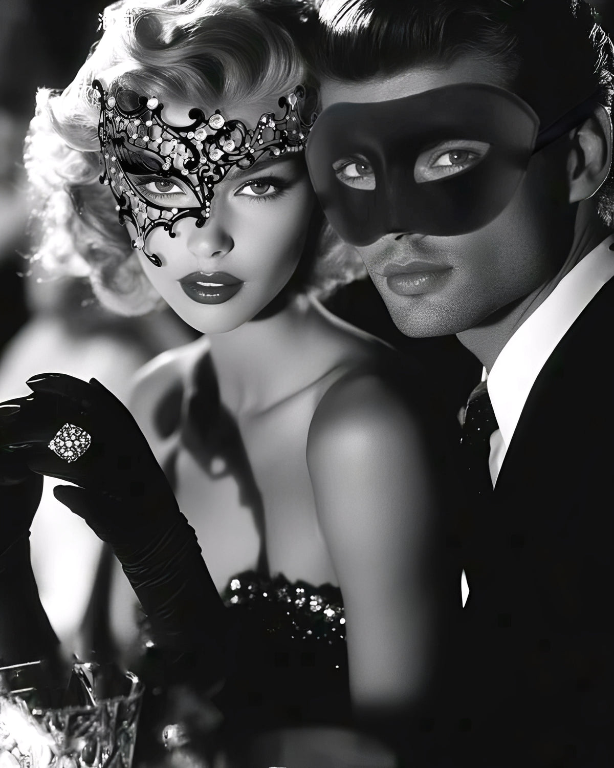 Kit Máscara Veneziana Luxo em Metal com Brilho + Máscara Clássica Preta Unissex - Fantasia de Casal, Festa à Fantasia, Baile de Máscaras, Acessório Sensual e Elegante