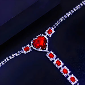 Calcinha Luxo com Correntes de Strass e Pedras Vermelhas – Detalhe Coração – Coleção Gold