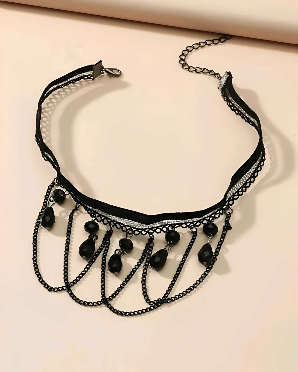 Liga de Coxa Preta Sexy com Correntes e Gotas em Resina – Lingerie Erótica e Acessório de Sedução