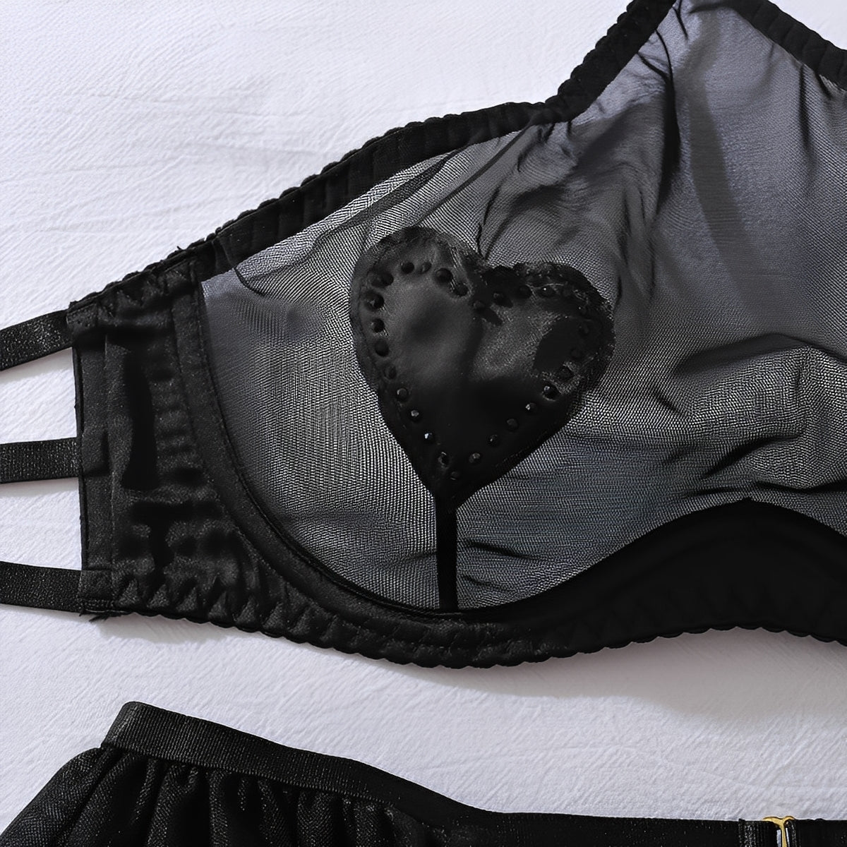 Lingerie Preta com Cinta-Liga e Corações em Tule Transparente - Conjunto Sensual com Aro, Meias Inclusas e Detalhes Luxuosos