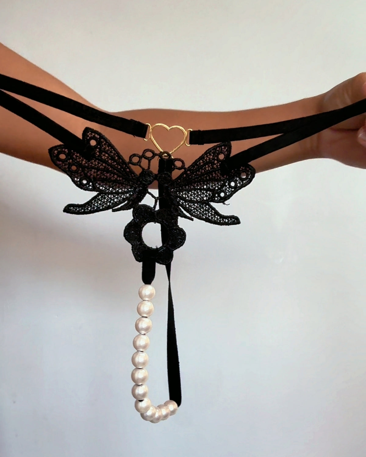 Calcinha Fio Dental em Renda com Pérolas e Coração em Metal – Lingerie de Luxo Elegance Preta - P ao GG