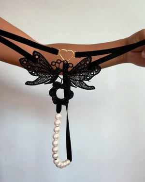 Calcinha Fio Dental em Renda com Pérolas e Coração em Metal – Lingerie de Luxo Elegance Preta - P ao GG
