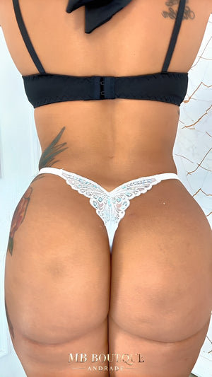 Calcinha Fio Dental Branca com Borboleta Bordada e Lantejoulas – Lingerie Sensual Ajustável P ao G