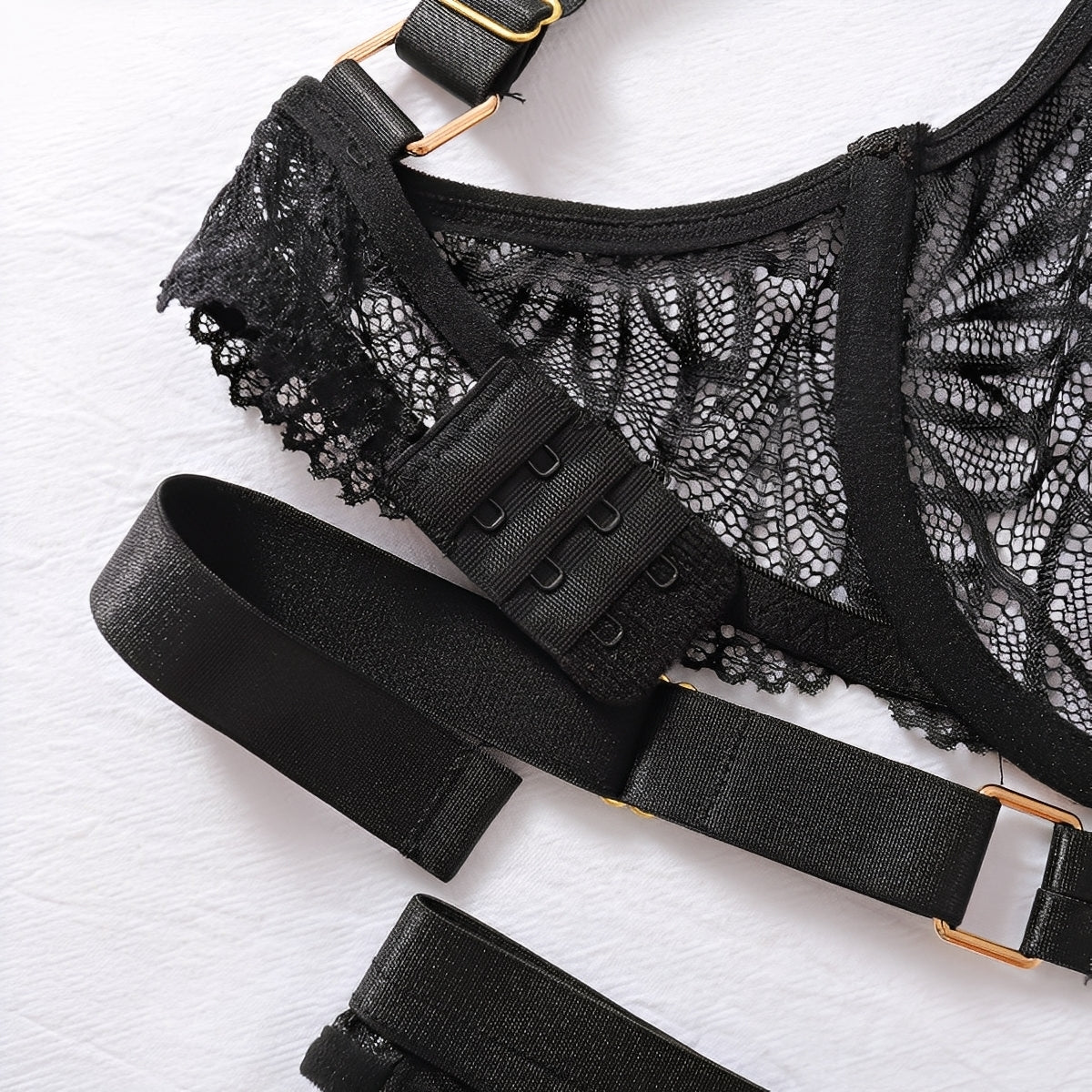 Conjunto de Lingerie Preta Strappy em Renda Transparente com Calcinha Fio Dental – Sensual, Exclusiva e Sem Bojo