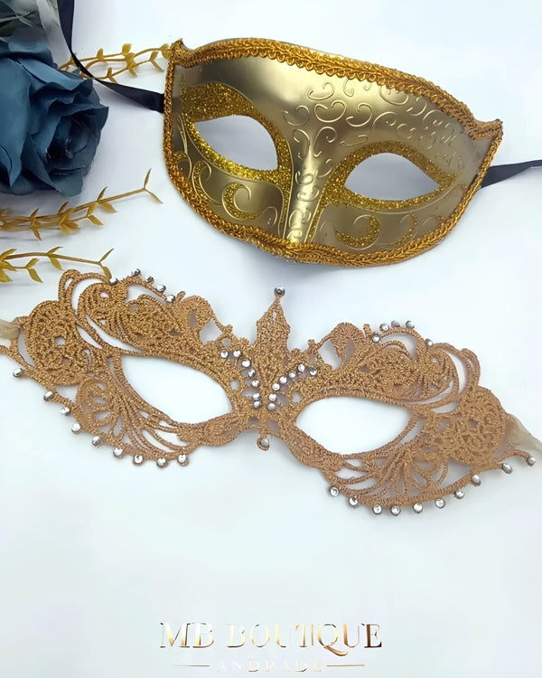 Kit Máscaras Venezianas Douradas Casal – Máscara de Renda Feminina com Strass + Máscara Masculina Baile de Máscaras