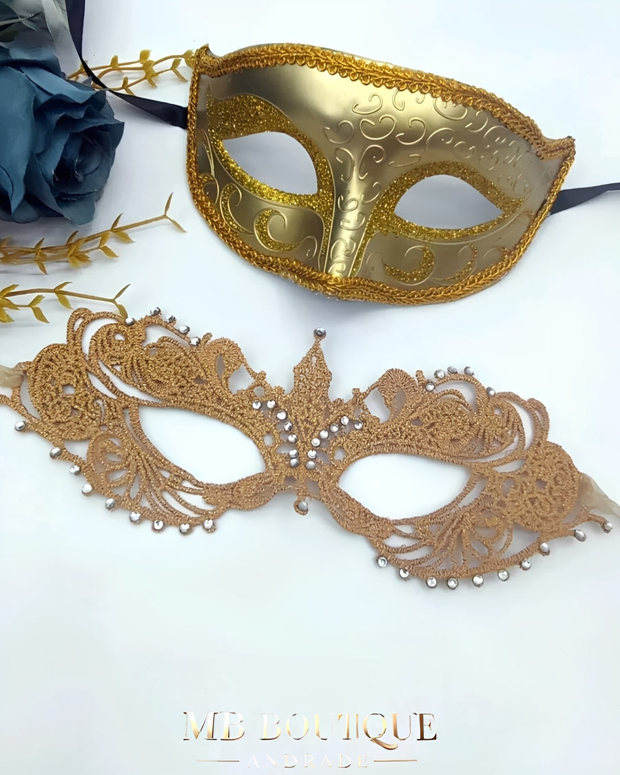 Kit Máscaras Venezianas Douradas Casal – Máscara de Renda Feminina com Strass + Máscara Masculina Baile de Máscaras