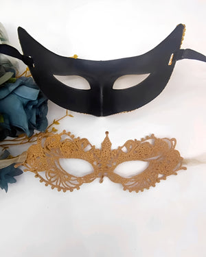 Kit Máscaras Venezianas Douradas Casal – Máscara de Renda Feminina com Strass + Máscara Masculina Baile de Máscaras