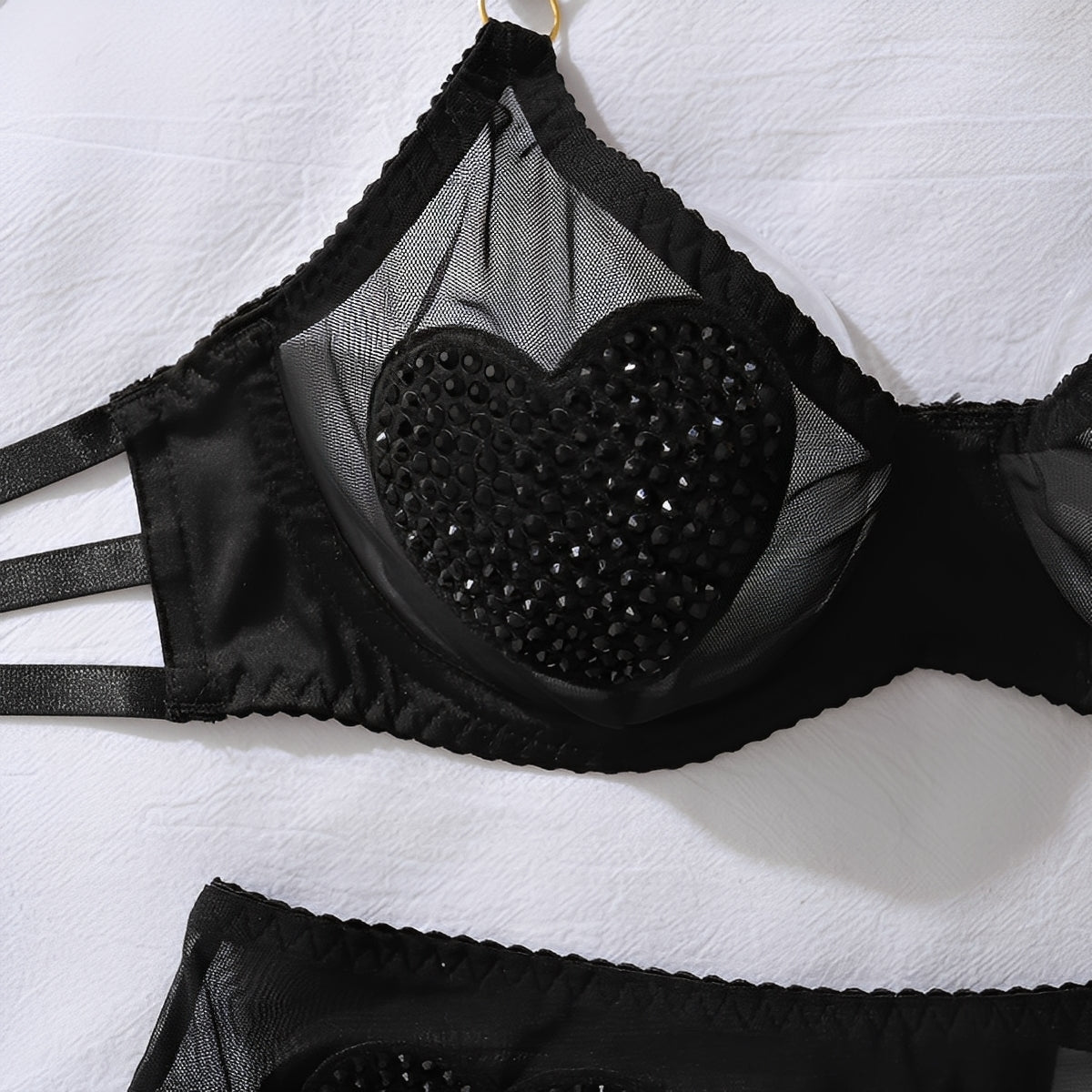 Conjunto de Lingerie Preta com Pedras Aplicadas em Formato de Coração, Cinta-Liga e Gargantilha - Luxo Sensual e Impacto Visual