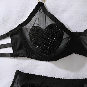 Conjunto de Lingerie Preta com Pedras Aplicadas em Formato de Coração, Cinta-Liga e Gargantilha - Luxo Sensual e Impacto Visual