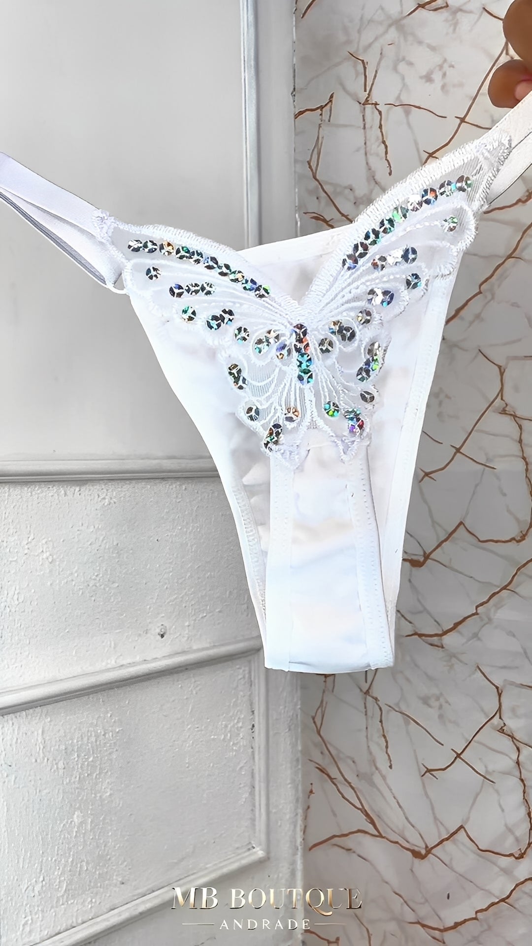Calcinha Fio Dental Branca com Borboleta Bordada e Lantejoulas – Lingerie Sensual Ajustável P ao G