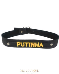 Gargantilha de Couro Preto com Palavras em Metal Dourado – Sexy, Safada, Putinha, Submissa e Sou Sua