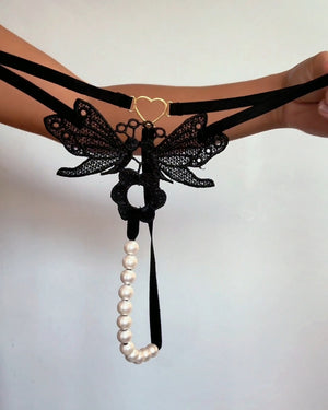 Calcinha Fio Dental em Renda com Pérolas e Coração em Metal – Lingerie de Luxo Elegance Preta - P ao GG