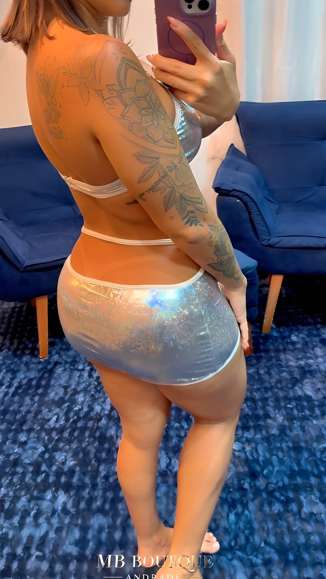 Vestido Sensual Holográfico Prata com Recortes Laterais – Peça Única Brilhante Sem Bojo e Sem Aro
